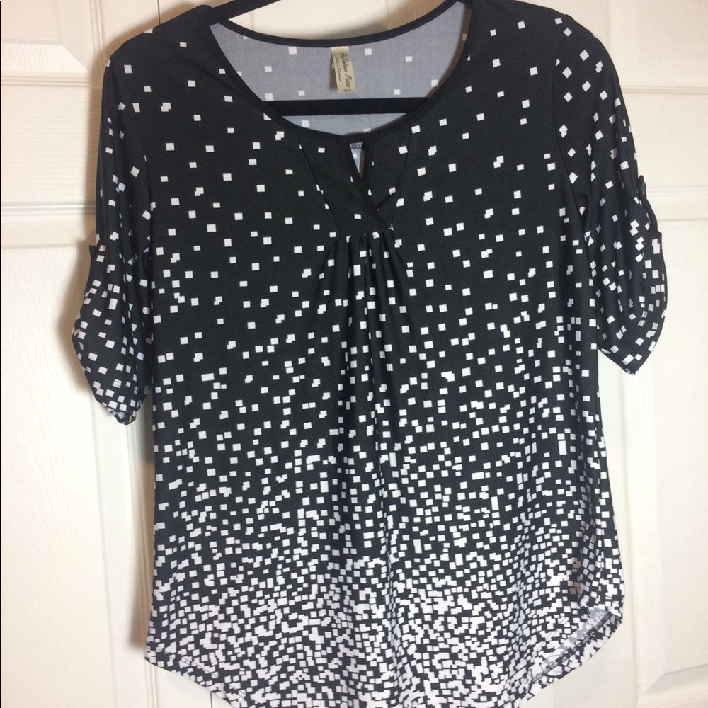 🎣Black and white blouse size Petite Medium